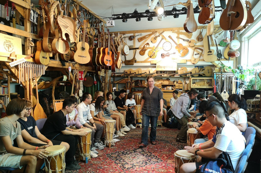 Overseas students and Chinese students playing Chinese instruments together